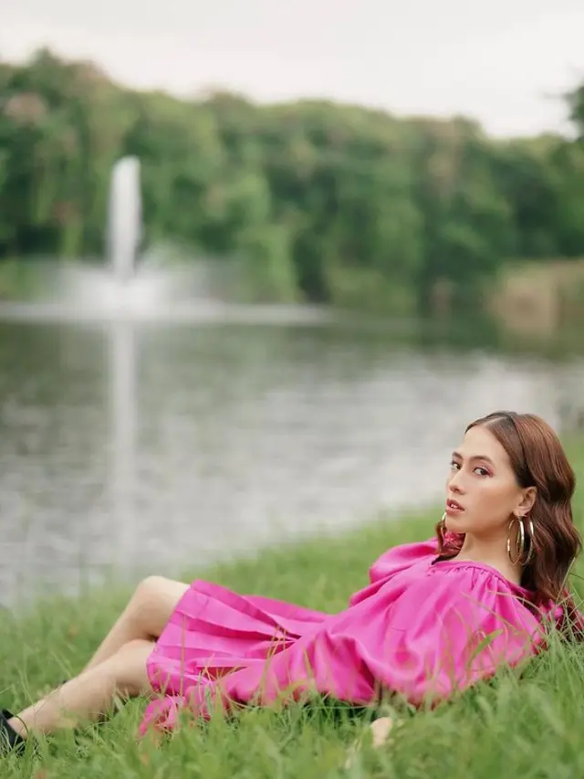 7 Gaya Pemotretan Adhisty Zara di Tepi Danau, Tampil Manis Pakai Dress Pink
