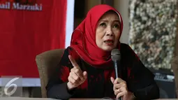 Istri penyanyi Alm Chrisye, Damayanti Noor memberi keterangan terkait Konser 3 Dekade Cinta Chrisye, Jakarta, Jumat (22/7). Konser 3 Dekade Cinta Chrisye untuk mengenang 10 tahun wafatnya Chrisye (Liputan6.com/Herman Zakharia)