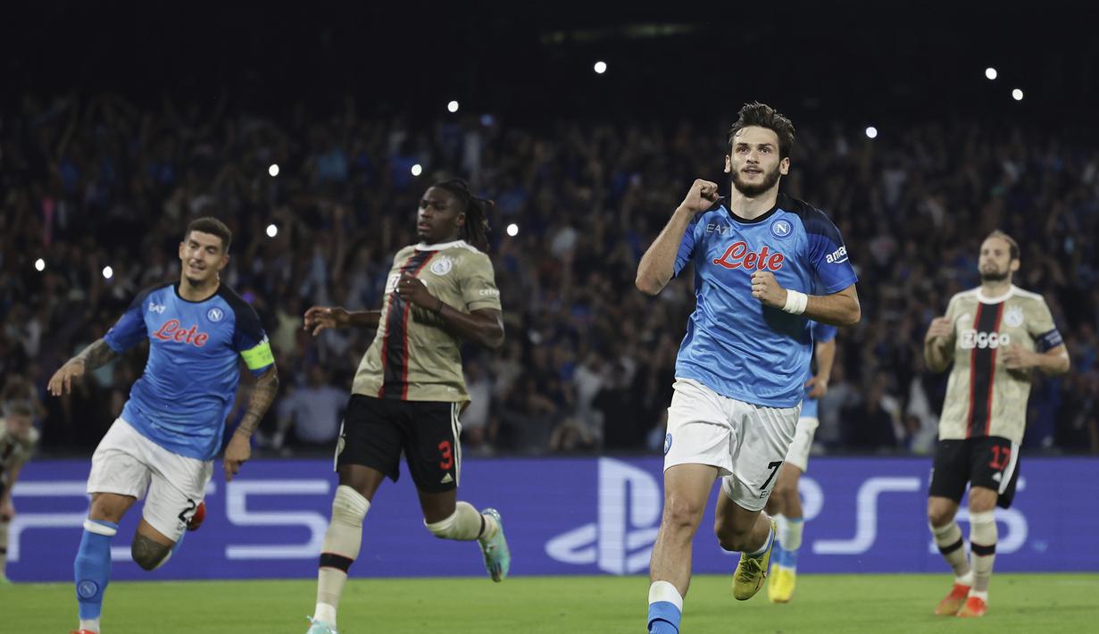 Penyerang Napoli, Khvicha Kvaratskhelia berselebrasi usai mencetak gol ke gawang Ajax pada pertandingan lanjutan grup A Liga Champions di stadion Diego Armando Maradona di Naples, Italia, Rabu, 12 Oktober 2022. Dengan kemenangan ini, Napoli berhasil lolos ke babak 16 besar Liga Champions. (Alessandro Garofalo/LaPresse via AP)