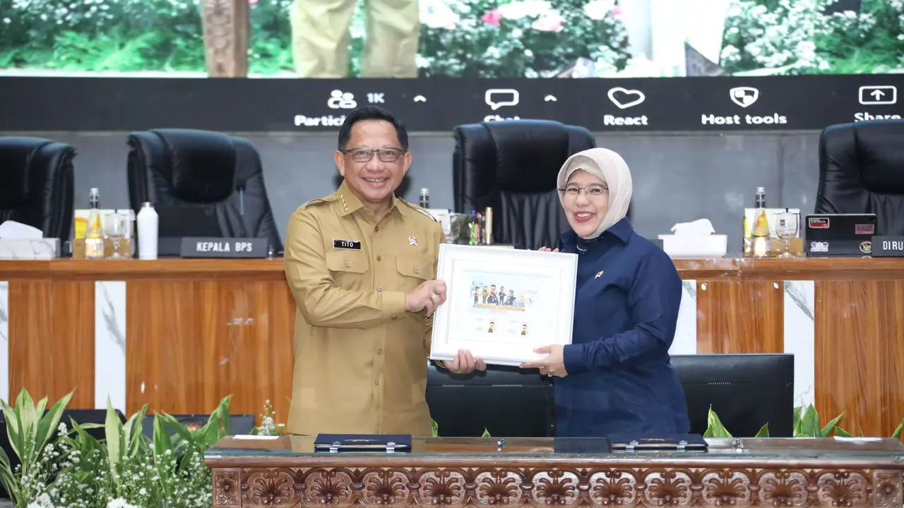 Mendagri Muhammad Tito Karnavian bersama Kepala Badan Pusat Statistik Amalia Adininggar Widyasanti menandatangani Surat Edaran Bersama (SEB) untuk sensus ekonomi ekonomi 2026.