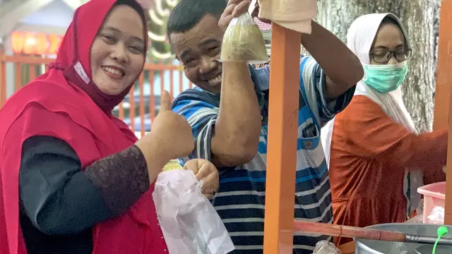 Aksi Kebaikan, Borong Makanan Pedagang Kecil dan Dibagikan Secara Gratis