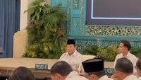 Presiden Prabowo Subianto meminta para pejabat dan tokoh tidak datang ke lokasi bencana jika hanya untuk sekedar foto-foto dan dilihat kehadirannya. Kepala Negara menilai, saat ini ada kecenderungan budaya wisata bencana yang dilakukan sejumlah pihak.