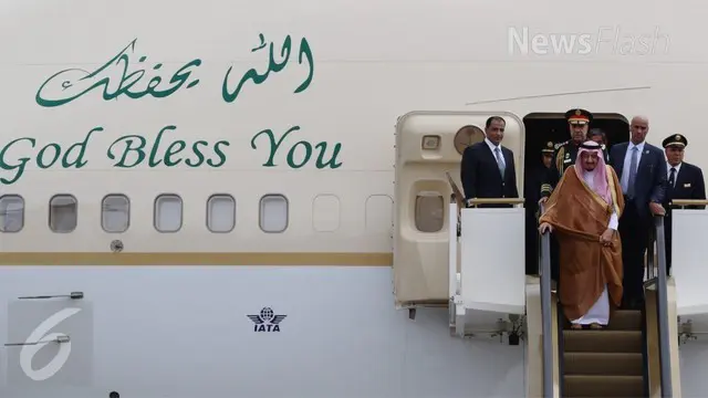 Raja Salman datang ke Indonesia menggunakan pesawat kerajaan. Terlihat di badan pesawat terdapat beberapa tulisan yang memiliki makna.