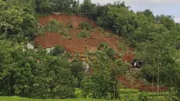 Penyelamat mencari korban di sebuah desa yang dilanda longsor di Nganjuk, Jawa Timur, Senin (15/2/2021). Tanah longsor mengakibatkan delapan unit rumah warga rusak berat. (Basarnas via AP)