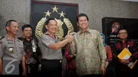 Menpan-RB, Asman Abnur berjabat tangan dengan Kapolri Jenderal Tito Karnavian usai memberi keterangan di Jakarta, Jumat (19/8). Pertemuan tertutup tersebut membahas dua hal yaitu Organisasi dan penekanan pelayanan publik. (Liputan6.com/Gempur M Surya)