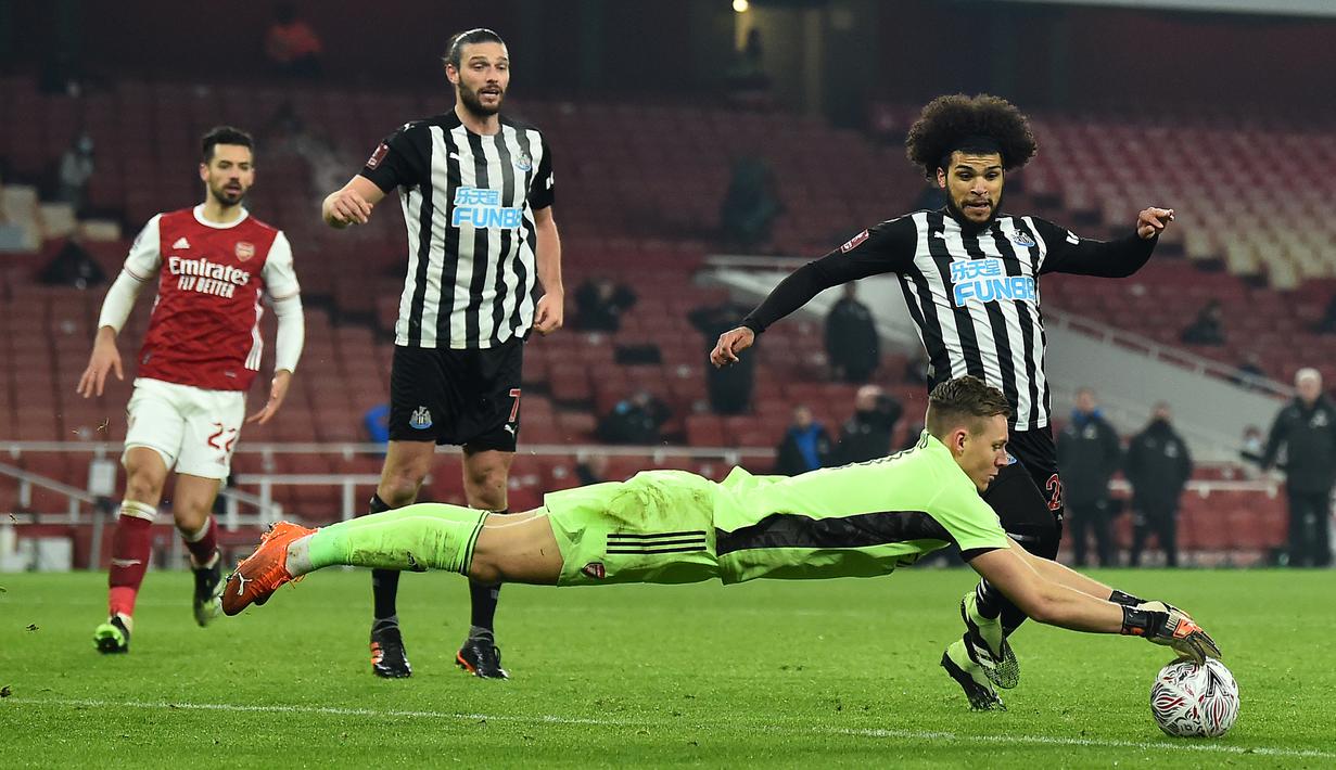 Kiper Arsenal, Bernd Leno berhasil menangkap bola dari ancaman bek Newcastle United, DeAndre Yedlin dalam laga babak ke-3 Piala FA 2020/21 di Emirates Stadium, Sabtu (9/1/2021). Arsenal menang 2-0 atas Newcastle United melalui extra time. (AFP/Glyn Kirk/Pool)