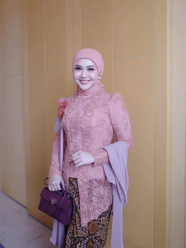 Pesona Duo Bestie Kesha Ratuliu & Margin Wieheerm, Anggun Jadi Pengiring di Akad Syifa Hadju