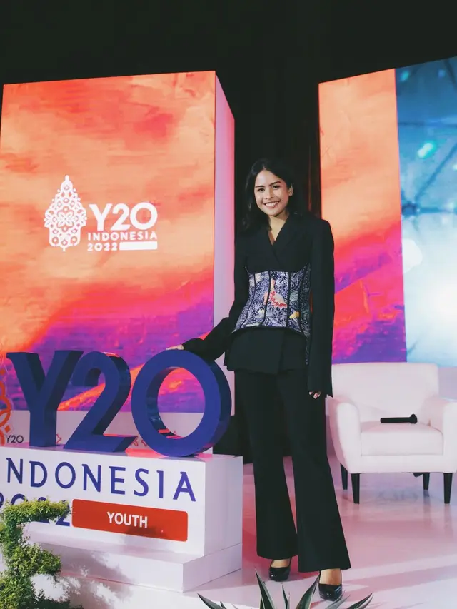 Padukan Blazer dengan Korset