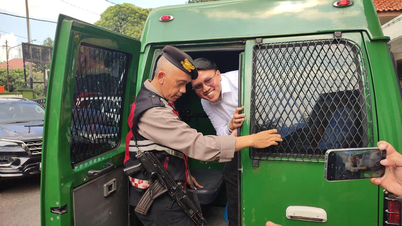 YouTuber Resbob usai menjalani sidang vonis di PN Bandung pada Rabu (29/4).