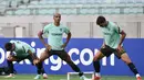 Gelandang Portugal, Joao Mario (tengah) dan rekan satu timnya melakukan pemanasan dalam sesi latihan di Baku (6/9/2021). Dalam laga ini, Cristiano Ronaldo tidak bisa main akibat terkena akumulasi kartu kuning. (AFP/Toflik Babayev)
