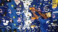Pedagang jersey Persib sedang merapikan dagangannya jelang pertandingan antara Persib melawan Sriwijaya FC dalam Torabika Soccer Championship 2016 presented by IM3 Ooredoo di Stadion Si Jalak Harupat, Bandung, Sabtu (30/4/2016). (Bola.com/Vitalis Yogi T)