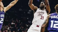 Bintang Philadelphia 76ers Joel Embiid sukses membukukan double-double dengan perolehan 53 poin, 12 rebounds, dan tiga assist sepanjang laga melawan Charlotte Hornets. (Instagram/Sixers)