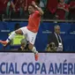 Bintang Timnas Chile, Alexis Sanchez, merayakan gol yang dicetaknya ke gawang Ekuador dalam laga kedua Grup C Copa America 2019, Sabtu (22/6/2019) pagi WIB. Chile menang 2-1 dalam laga tersebut dan memastikan diri melangkah ke perempat final. (AFP/Juan MABROMATA)