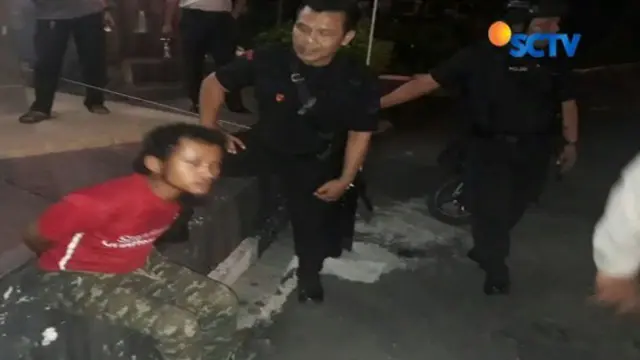 MR ditahan setelah tepergok memanjat pagar belakang Markas Polda Jawa Tengah dengan membawa tas di dada. Saat digeledah polisi menemukan dan menyita tiga bilah pisau dan segenggam paku.