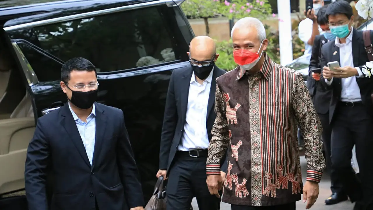 Foto Gubernur Jawa Tengah, Ganjar Pranowo, dan Menteri Pembangunan Nasional Singapura, Desmond Lee