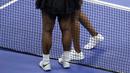 Petenis Serena Williams (kiri) memeluk kakak perempuannya, Venus Williams usai bertanding di putaran ketiga turnamen tenis AS Terbuka di New York, Jumat (31/8). Serena mengalahkan Venus dengan skor 6-1, 6-2. (AP Photo/Julio Cortez)
