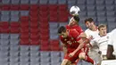 Gelandang Bayern Munchen, Ivan Perisic, menyundul bola saat melawan Eintracht Frankfurt pada laga Piala Jerman di Allianz Arena, Rabu (10/6/2020). Bayern Munchen menang 2-1 atas Eintracht Frankfurt. (AP/Kai Pfaffenbach)