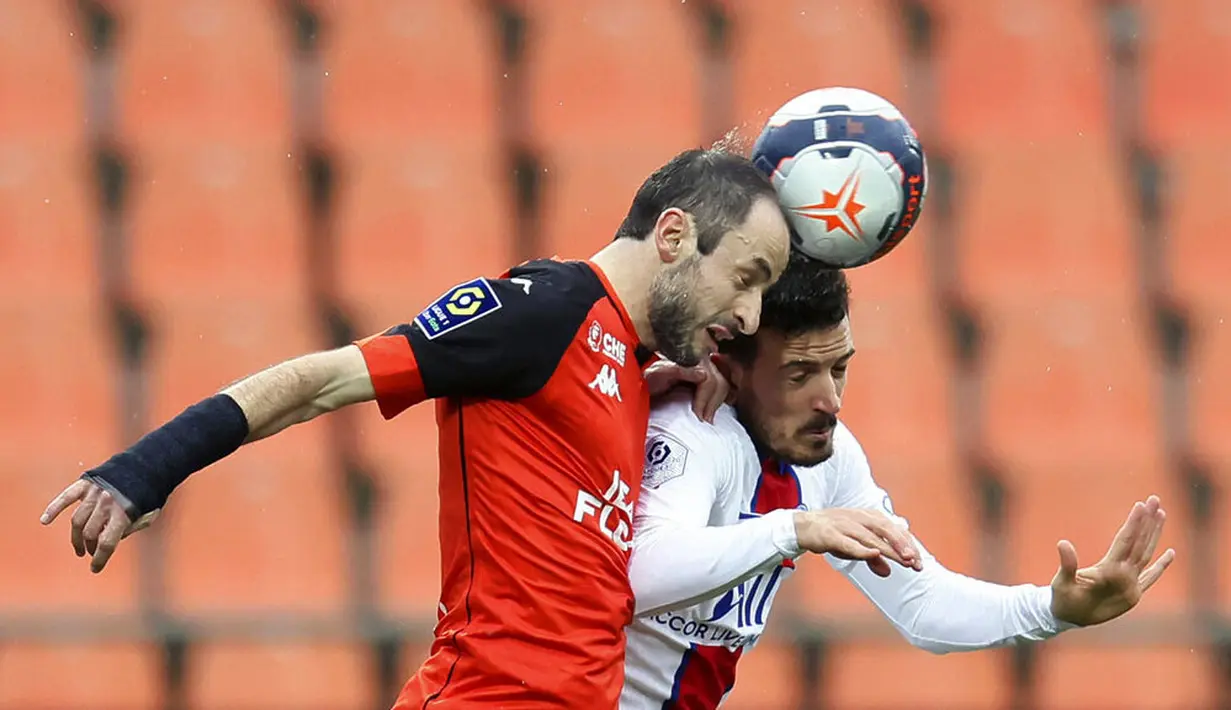Pemain Paris Saint-Germain (PSG), Alessandro Florenzi, duel udara dengan pemain Lorient, Jerome Hergault, pada laga Liga Prancis di Stadion Moustoir, Minggu (31/1/2021). PSG takluk dengan skor 3-2. (AP/David Vincent)