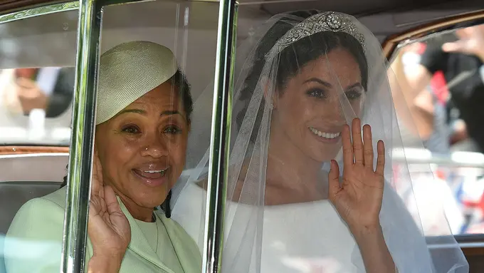 Gaun Putih Panjang Meghan Markle di Hari Pernikahan