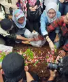 Laila Sari, kini sudah tenang di tempat peristirahatan terakhirnya. Di TPU Karet Bivak, Jakarta Pusat, jenazah Laila dikebumikan. Sanak keluarga, tetangga hingga puluhan ojek online turut mengantar Laila Sari. (Nurwahyunan/Bintang.com)