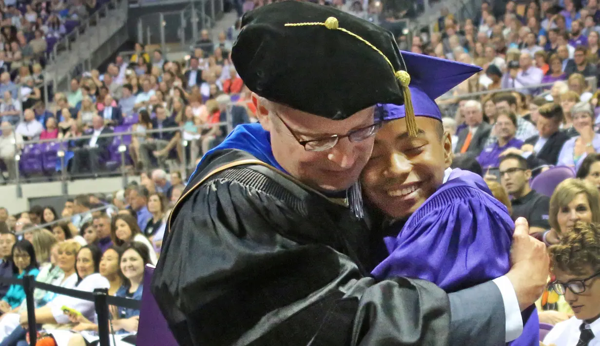 Carson Huey-You (14) dan profesornya usai menerima gelar sarjana fisika dari Universitas Kristen Texas, 13 Mei 2017. Selain mempelajari fisika, Huey-You juga mengambil minor kebudayaan China serta matematika. (Louis DeLuca/The Dallas Morning News via AP)