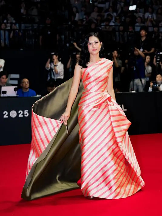 Pesona Dian Sastrowardoyo nampak begitu menyala dalam balutan striped gown dari Sebastian Gunawan [@therealdisastr]