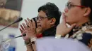 Sekjen PDIP, Hasto Kristiyanto (tengah) memberi paparan saat diskusi menyambut Rakernas dan Harlah PDIP ke-43 di DPP PDIP, Jakarta, Senin (4/1/2016). PDIP akan menggelar rakornas pada 10-12 Januari 2016 di JI Expo, Kemayoran. (Liputan6.com/Faizal Fanani)