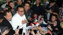 Wakil Ketua DPRD M Taufik (tengah) dan Abraham Lunggana (kanan) memberi keterangan di depan Gedung KPK, Jakarta, Rabu (17/2). Kedatangan puluhan anggota DPRD DKI itu untuk menanyakan soal kasus pembelian lahan RS Sumber Waras. (Liputan6.com/Helmi Afandi)