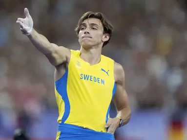 Selebrasi atlet lompat galah Swedia, Armand Duplantis saat memastikan medali emas cabang olahraga lompat galah Olimpiade Paris 2024 di Stade de France, Paris, Prancis, Senin (05/08/2024) waktu setempat. (AP Photo/David Goldman)