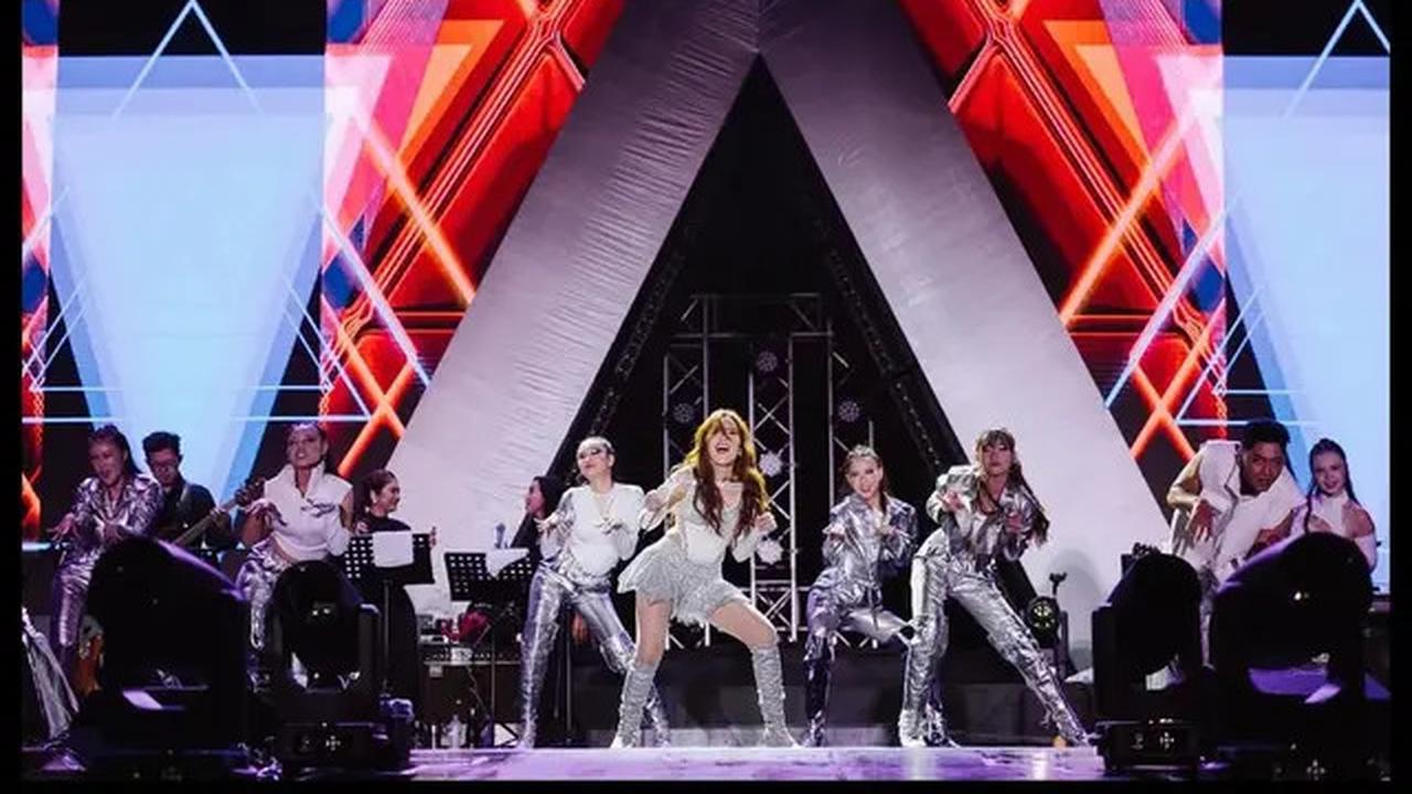 7 Foto Baju Putih Silver Ayu Ting Ting saat Konser Perdana, Tampil Mewah Memukau