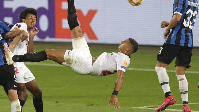 Diego Carlos dari Sevilla mencetak gol ketiga timnya selama pertandingan sepak bola final Liga Europa antara Sevilla dan Inter Milan di Cologne, Jerman, Jumat, 21 Agustus 2020. (Friedemann Vogel / Pool via AP) 873