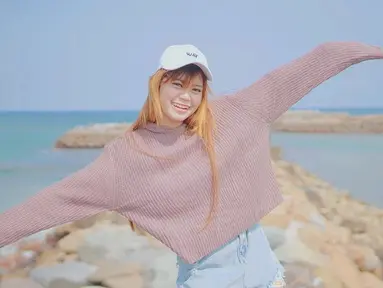 Pedangdut asal Tulungangung ini sering kali terlihat tampil menggunakan topi pada unggahan Instagram pribadinya. Ia tampak manis saat berpose menggunakan topi berwarna putih dipadukan dengan pakaian berlengan panjang dan celana jeans berwarna terang. (Liputan6.com/IG/@esaristyyy_)