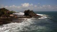 Salah satu bangunan pura yang ada di Tanah Lot, Bali, 31 Agustus 2015. Keindahan kawasan wisata Tanah Lot masih menjadi tujuan wisata yang menarik bagi wisatawan lokal maupun mancanegara yang berkunjung ke Bali. (Liputan6.com/Helmi Fithriansyah)