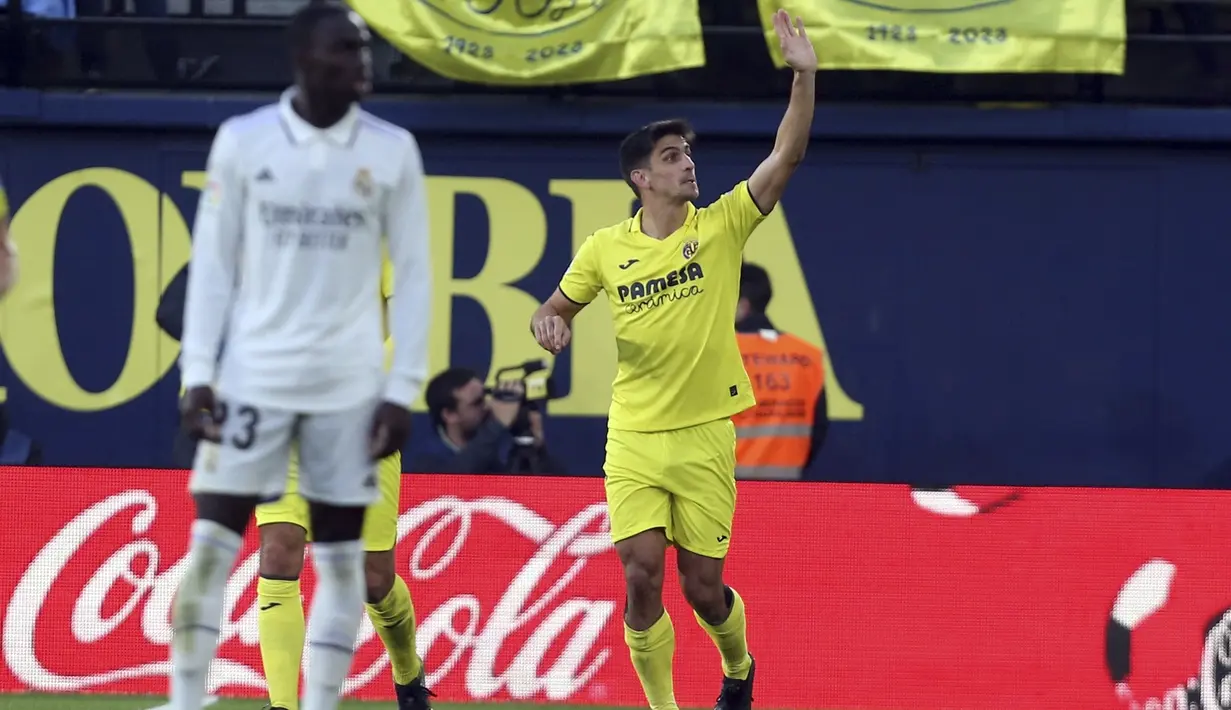 Gelandang Villarreal, Gerard Moreno berselebrasi usai mencetak gol lewat penalti ke gawang Real Madrid selama pertandingan lanjutan La Liga Spanyol di Estadio De La Ceramica di Villareal, Spanyol, Sabtu (7/1/2023). Kemenangan ini mengantar Villarreal naik ke peringkat lima usai mengoleksi 27 poin. (AP Photo/Alberto Saiz)