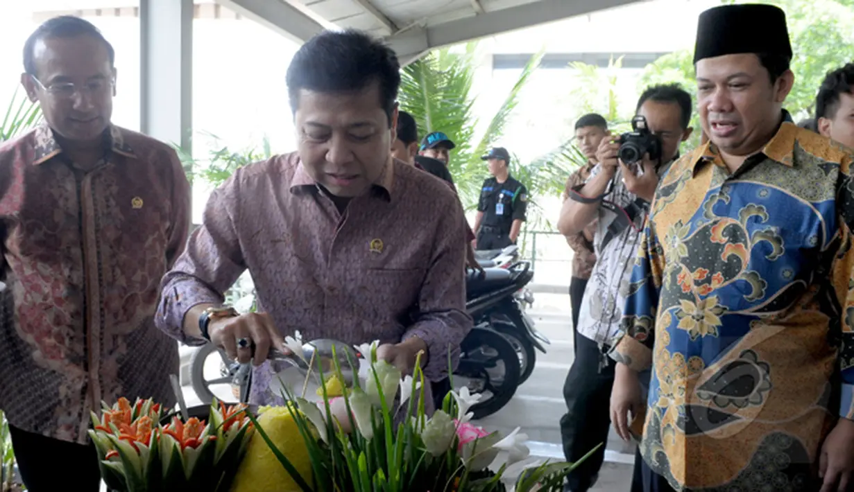 Ketua DPR Setya Novanto (tengah) didampingi Wakil Ketua DPR Fahri Hamzah (kanan), memotong tumpeng saat meresmikan Area Parkir Gedung DPR, Jakarta, Jumat (6/2/2015). (Liputan6.com/Andrian M Tunay)