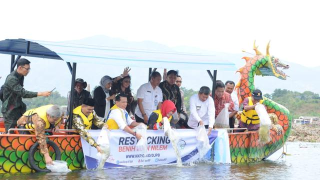 Sosialisasi Program Gerakan Memasyarakatkan Makan Ikan (Gemarikan) di Garut, Jawa Barat.