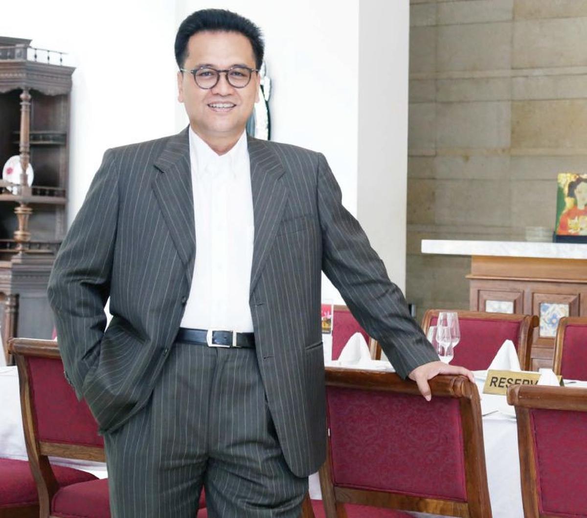 Dilansir dari laman Plataran Group, pemilik dari Plataran Senayan adalah sepasang suami istri Yozua Makes dan Dewi Makes. Yozua berprofesi sebagai advokat sekaligus dosen.