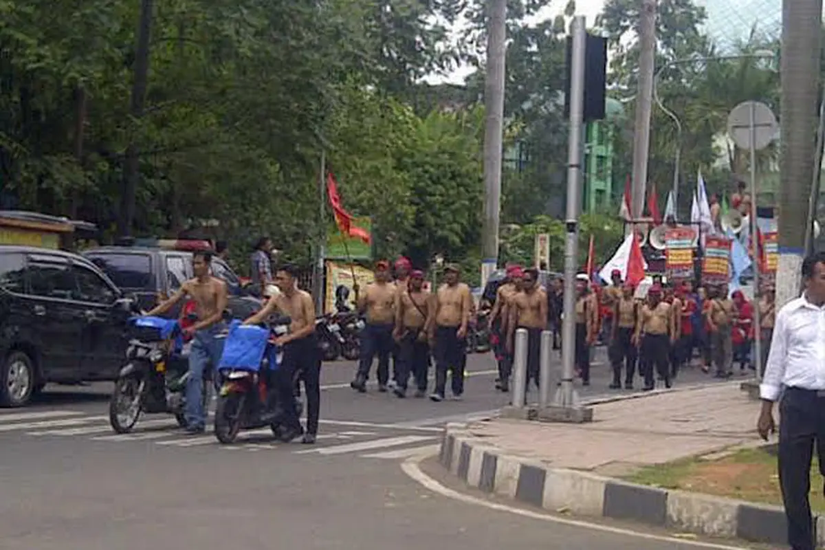 BBM Naik, Puluhan Buruh Demo Telanjang Dada di Tangerang