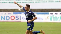 Persaingan di papan atas klasemen sementara BRI Liga 1 2022/2023 tampaknya bakal berjalan ketat hingga pekan-pekan terakhir musim ini. Tiga posisi teratas saling gusur satu sama lain. Terbaru, Persib Bandung kembali melengserkan Persija Jakarta dari posisi kedua setelah menang 1-0 atas Arema FC pada laga pekan ke-26 di Stadion Pakansari, Bogor, Kamis (23/2/2023). Gol tunggal kemenangan Maung Bandung dicetak lewat aksi tendangan jarak jauh Marc Klok pada menit ke-66. (Bola.com/Ikhwan Yanuar)