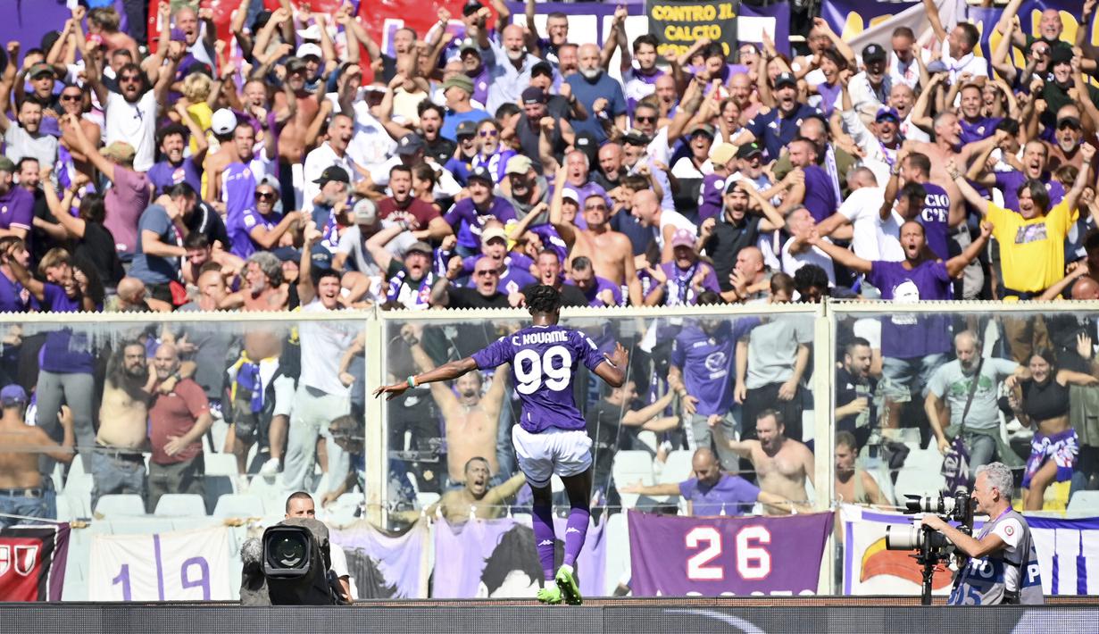 Pada menit ke-29, Fiorentina berhasil menyamakan kedudukan lewat skema serangan balik. Christian Kouame yang lolos dari posisi offside berhasil menaklukkan Perin dan membuat skor menjadi 1-1. (AP via LaPresse/Massimo Paolone)