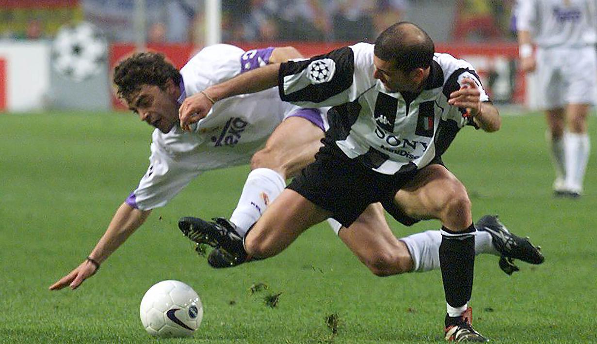 Gelandang Juventus, Zinedine Zidane, berebut bola dengan bek Real Madrid, Manuel Sanchis, pada laga Liga Champions di Stadion Amsterdam Arena, Amsterdam, Kamis (21/5/1998). (AFP/Jacques Demarthon)