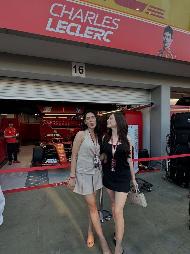 6 Gaya Kontras Laura Moane dan Anya Geraldine saat Nonton F1 di Singapura