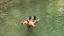 Tak hanya itu, wanita yang masih betah melajang di usia 30 tahun ini juga gembira bisa berenang di sungai pedalaman NTT. Pevita suka dengan wisata hidden gem. (Liputan6.com/IG/pevitapearce)