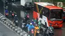 Pengendara antre melintasi Jalan Di Panjaitan dekat Halte Transjakarta Cawang Soetoyo yang banjir, Jakarta, Rabu (1/1/2020). Hujan yang mengguyur Jakarta sejak Selasa sore (31/12/2019) mengakibatkan banjir di sejumlah titik di Jakarta. (Liputan6.com/Helmi Fithriansyah)