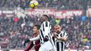 Pemain Torino, Iago Falque (kiri) berusaha menjangkau bola saat duel dengan para pemain Juventus pada laga Serie A di Stadio Grande Torino, Turin (18/2/2018). Juventus menang 1-0. (Alessandro Di Marco/ANSA via AP)