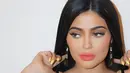 Kylie Jenner tak segan tampil seksi untuk mempromosikan produk kecantikannya. (instagram/kyliejenner)