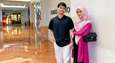 Hamil anak pertama dari pernikahannya dengan Alvin Faiz, aura keibuan Henny Rahman makin terpancar. Pakai dress warna hitam kemudian dipadukan dengan outer panjang warna merah muda, baby bump Henny Rahman tidak terlihat jelas. Namun jika diperhatikan dengan detail, perut mantan istri Zikri Daulay sudah makin buncit. Meski tengah hamil, penampilan ibu satu anak ini tetap stylish. (Liputan6.com/IG/@hennyyrahman)