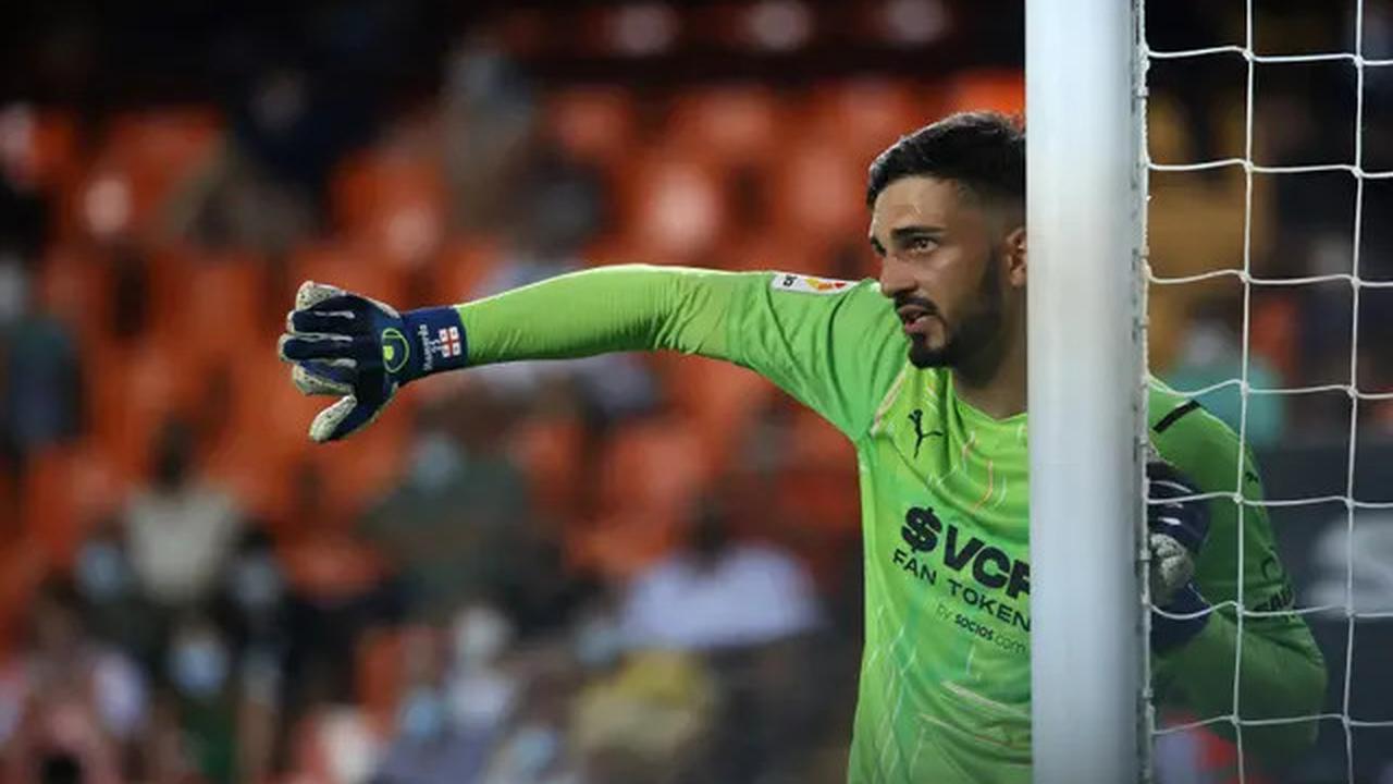 Dipastikan Gabung Liverpool pada Musim 2025/2026, Kiper Valencia Siap Bersaing dengan Alisson