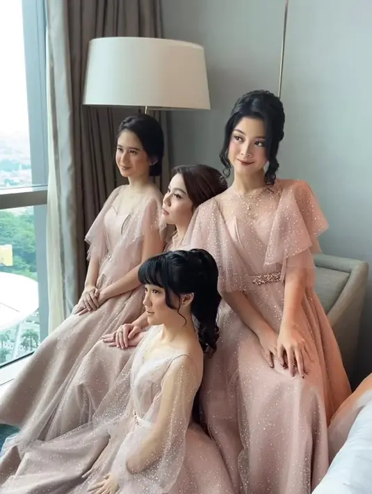 Untuk acara resepsi Ria Ricis ini, para bridesmaids mengenakan gaun bernuansa soft pink, selaras dengan tema resepsi Ria Ricis, yakni Negeri Dongeng. (Instagram/ayungberinda).