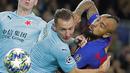 Gelandang Barcelona, Arturo Vidal berebut bola dengan pemain Slavia Praha, Vladmir Coufal pada pertandingan lanjutan Grup F Liga Champions di stadion Camp Nou, Spanyol (5/11/2019). Barcelona bermain imbang 0-0 atas Slavia Praha. (AP Photo/Emilio Morenatti)